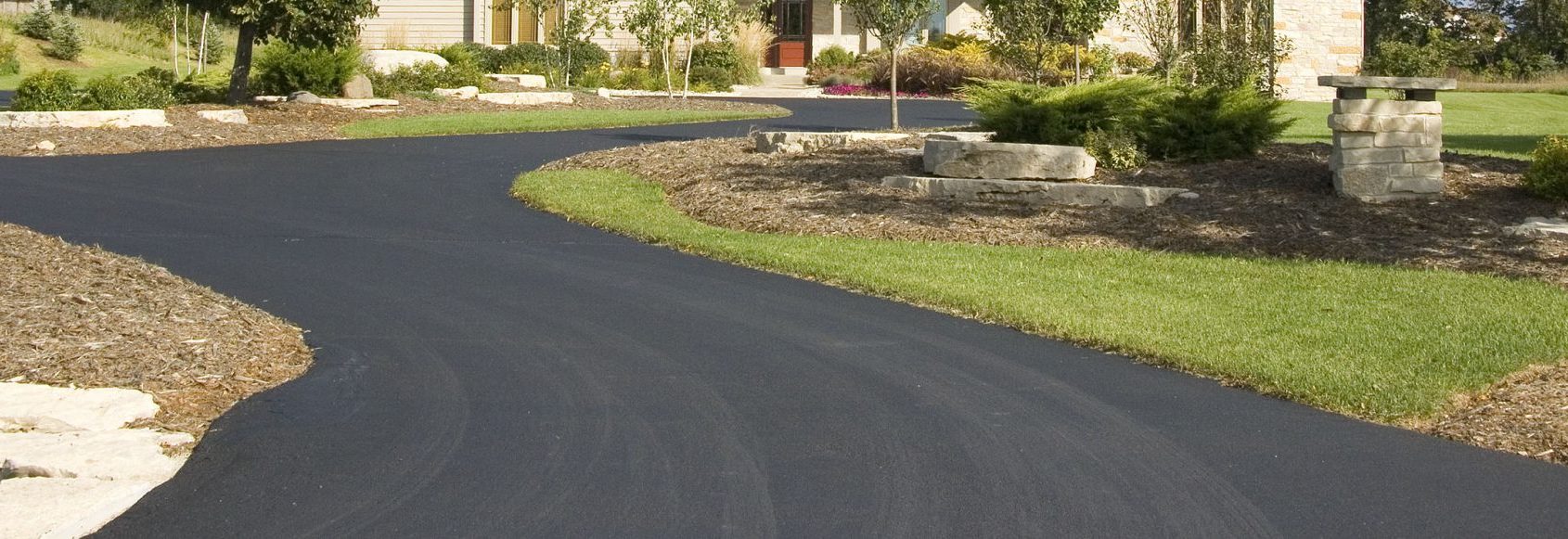 Driveway installation and resurfacing, Parking Lots, Laneways and Apronways, Sealcoating and Crack Repairs - Tar and Chip, Free Estimates, Complete Asphalt Services